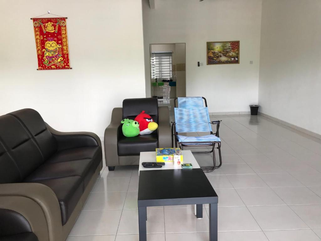 sala de estar con sofá y mesa en My STW Home 1 en Sitiawan