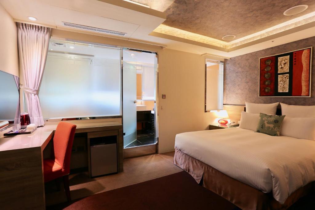 V-one Vogue Hotel - Double Room - Check-In After 21:00