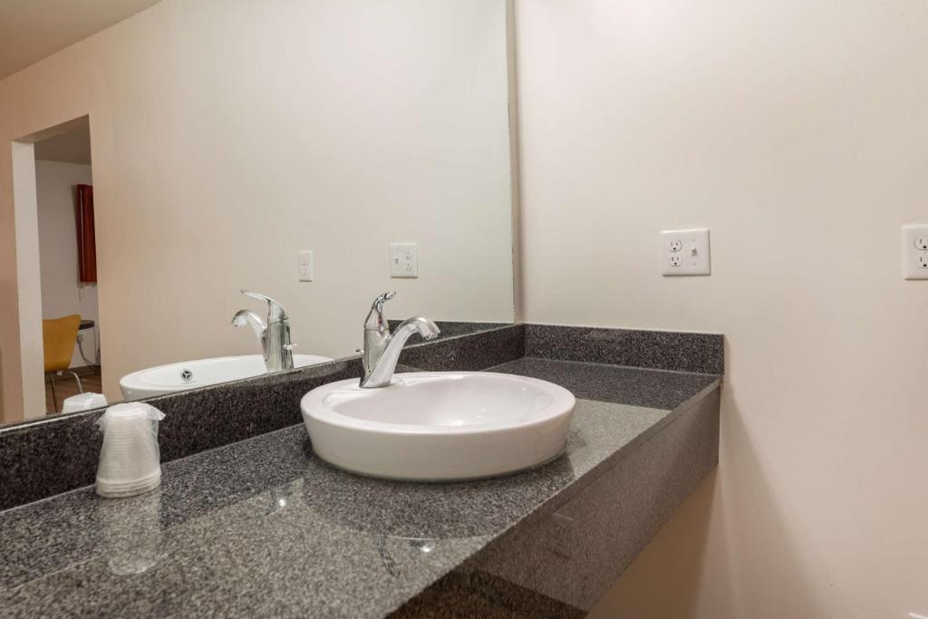 Koupelna v ubytování Motel 6-Greenville, SC