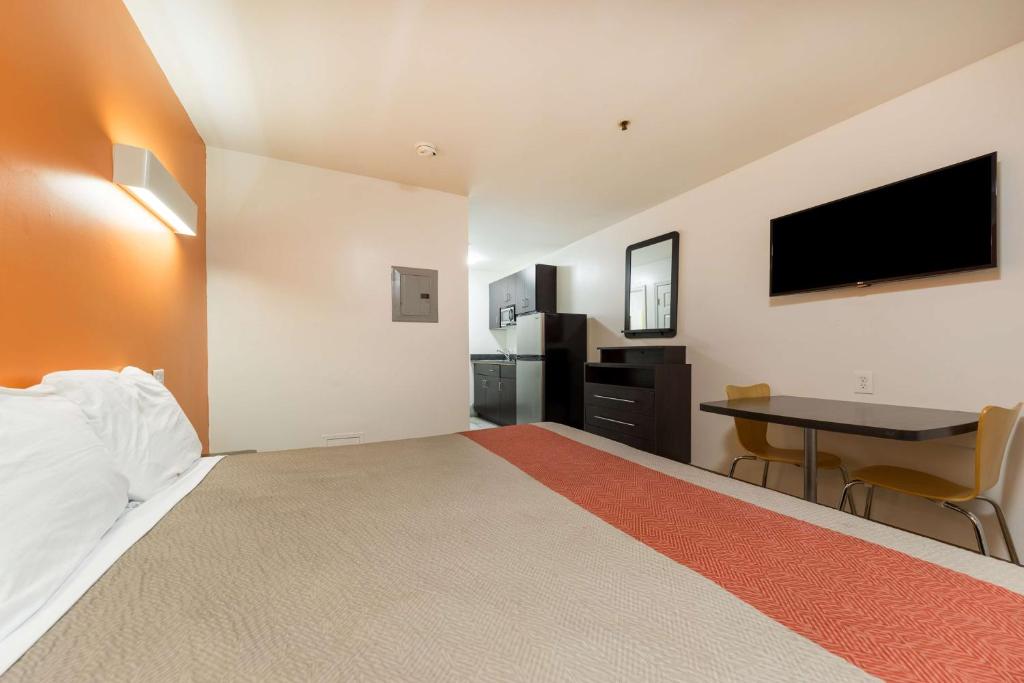 TV a/nebo společenská místnost v ubytování Motel 6-Greenville, SC