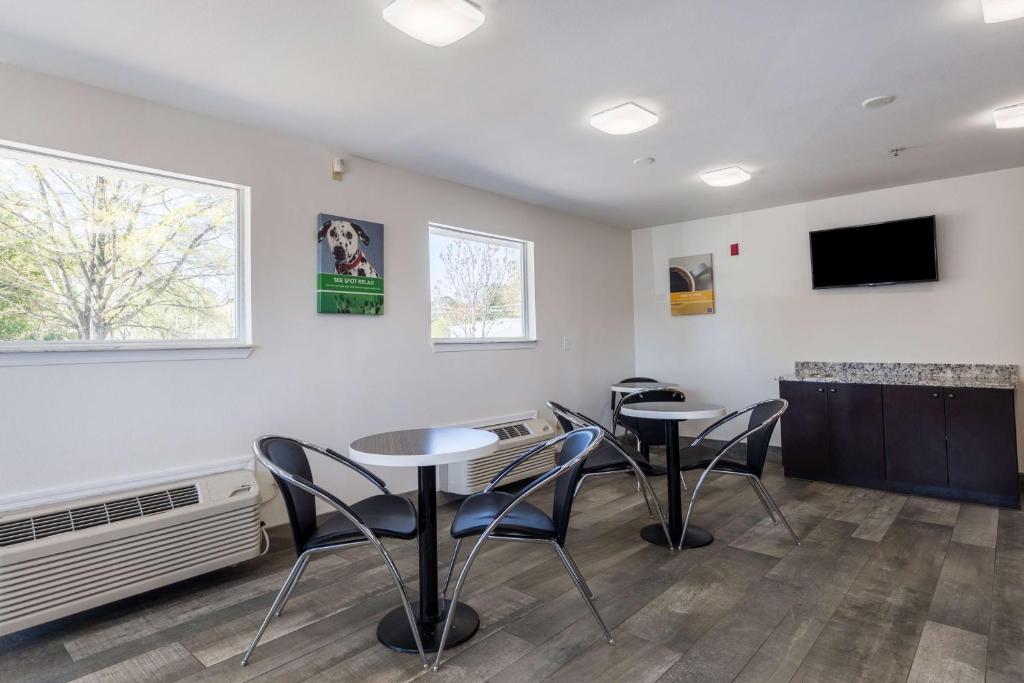 TV a/nebo společenská místnost v ubytování Motel 6-Greenville, SC