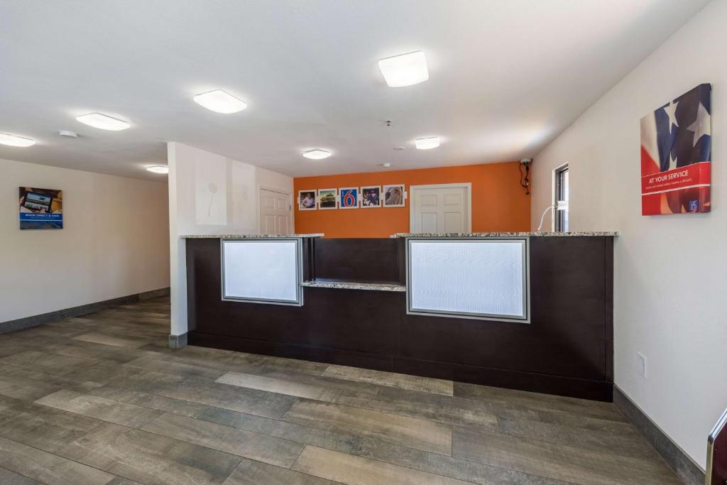 Kuchyň nebo kuchyňský kout v ubytování Motel 6-Greenville, SC