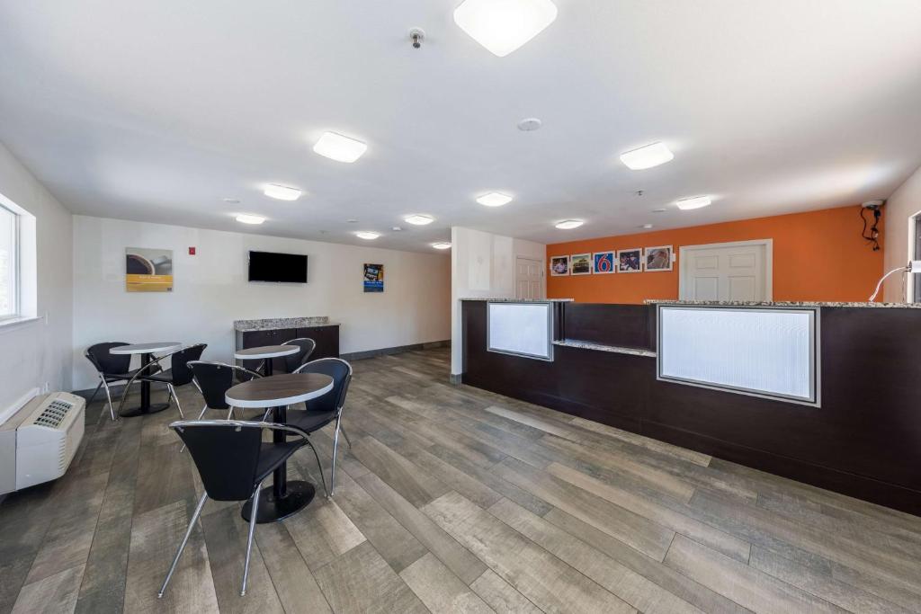 Kuchyň nebo kuchyňský kout v ubytování Motel 6-Greenville, SC