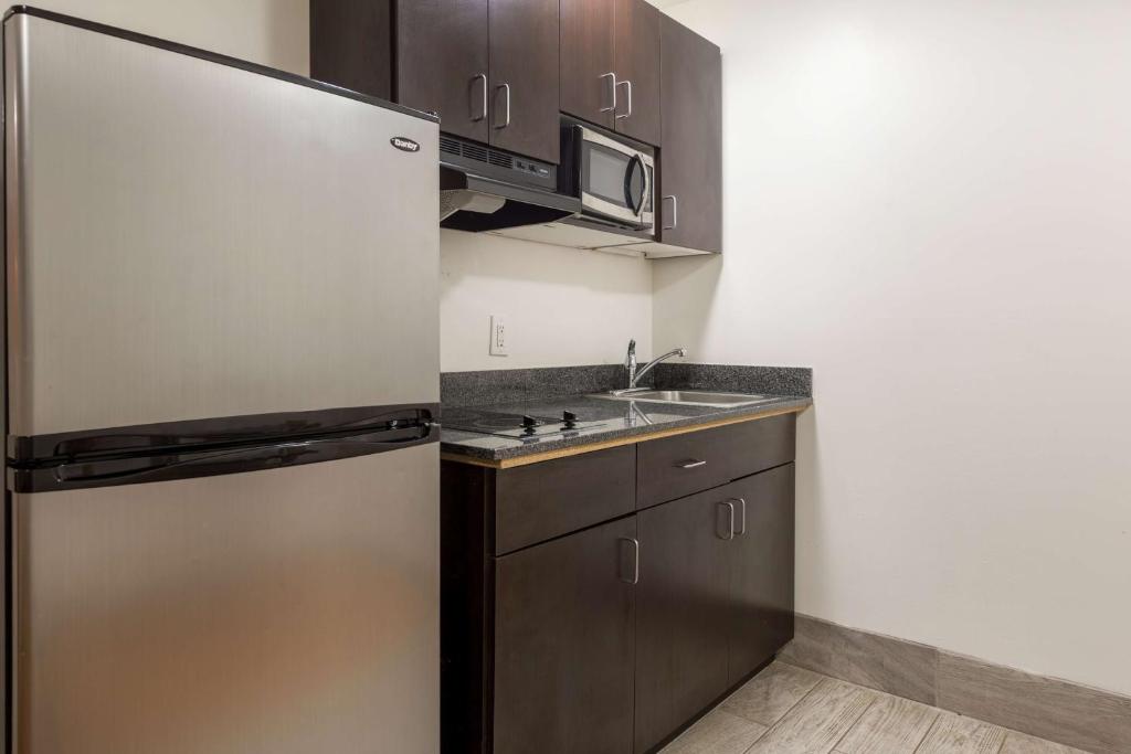 Kuchyň nebo kuchyňský kout v ubytování Motel 6-Greenville, SC