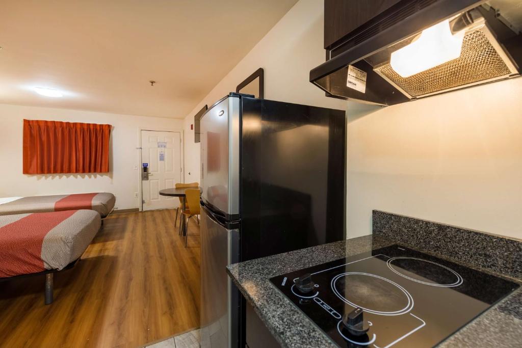 Kuchyň nebo kuchyňský kout v ubytování Motel 6-Greenville, SC