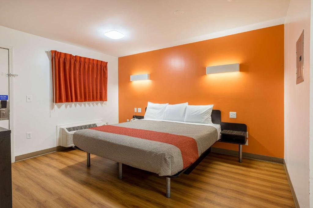 Postel nebo postele na pokoji v ubytování Motel 6-Greenville, SC