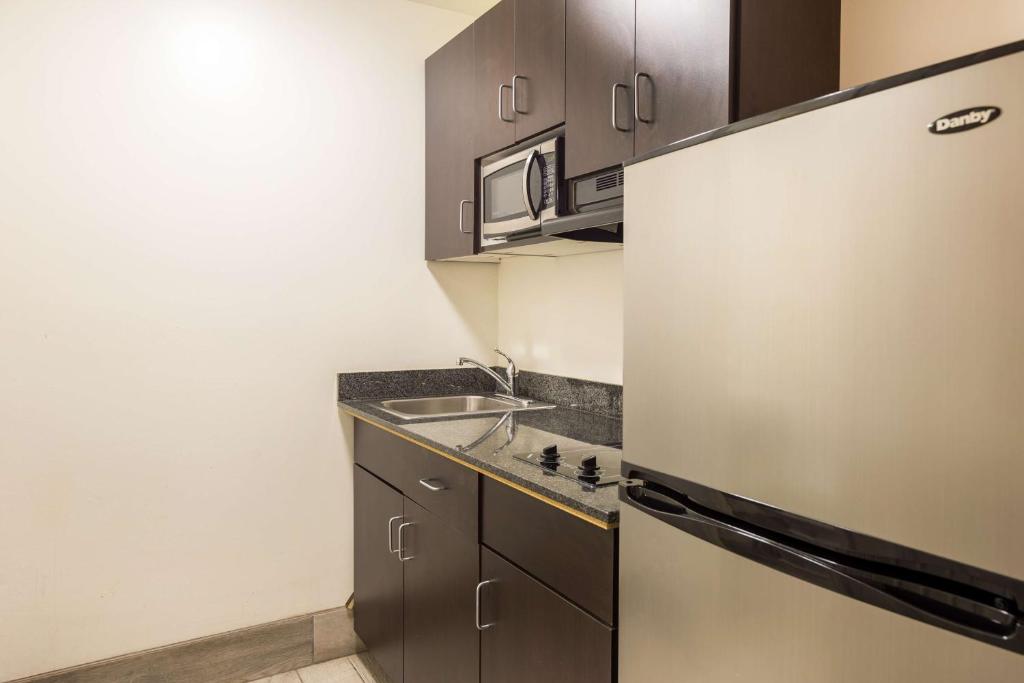 Kuchyň nebo kuchyňský kout v ubytování Motel 6-Greenville, SC