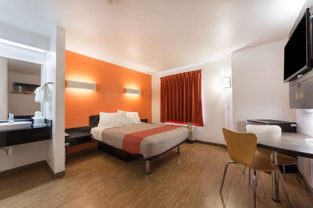 Motel 6-Dallas, TX - Northeast - Habitación Con Cama Grande - No Fumadores