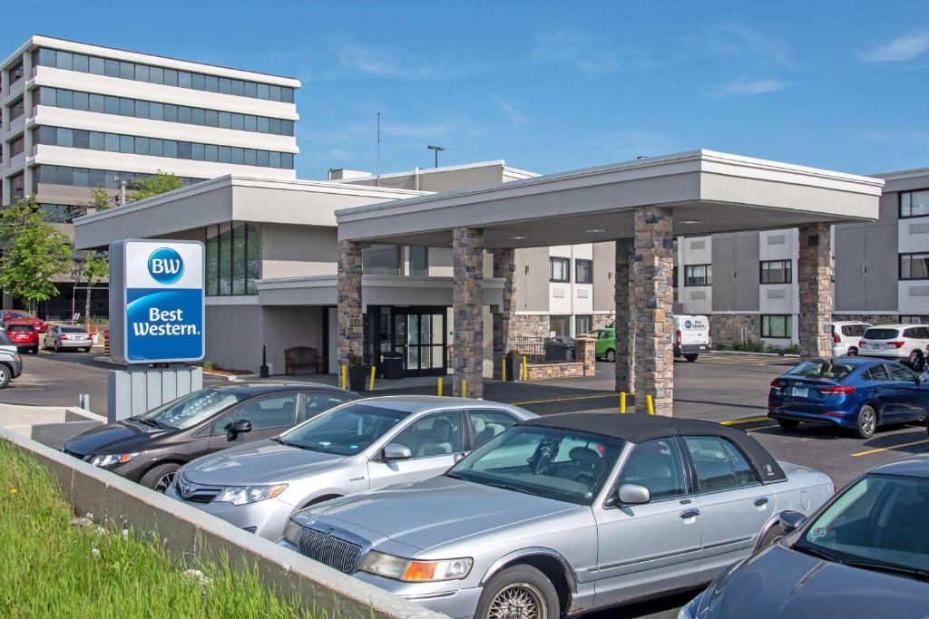 een tankstation met auto's geparkeerd op een parkeerplaats bij Best Western at O'Hare in Rosemont