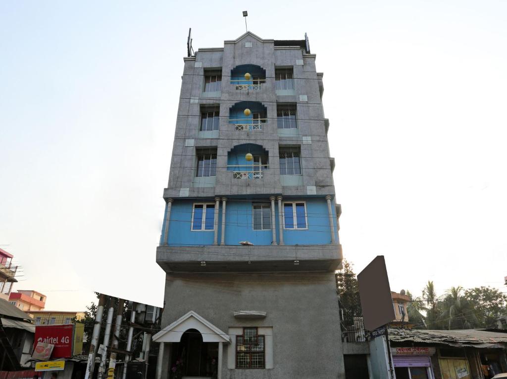 een hoog gebouw met een klokkentoren in een stad bij Hotel Amrit Regency in Guwahati
