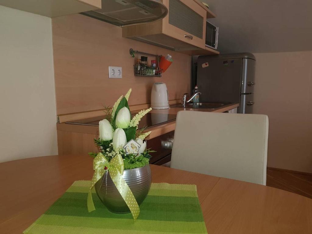 una cocina con un jarrón con una planta sobre una mesa en Apartment Jana, en Dubrovnik