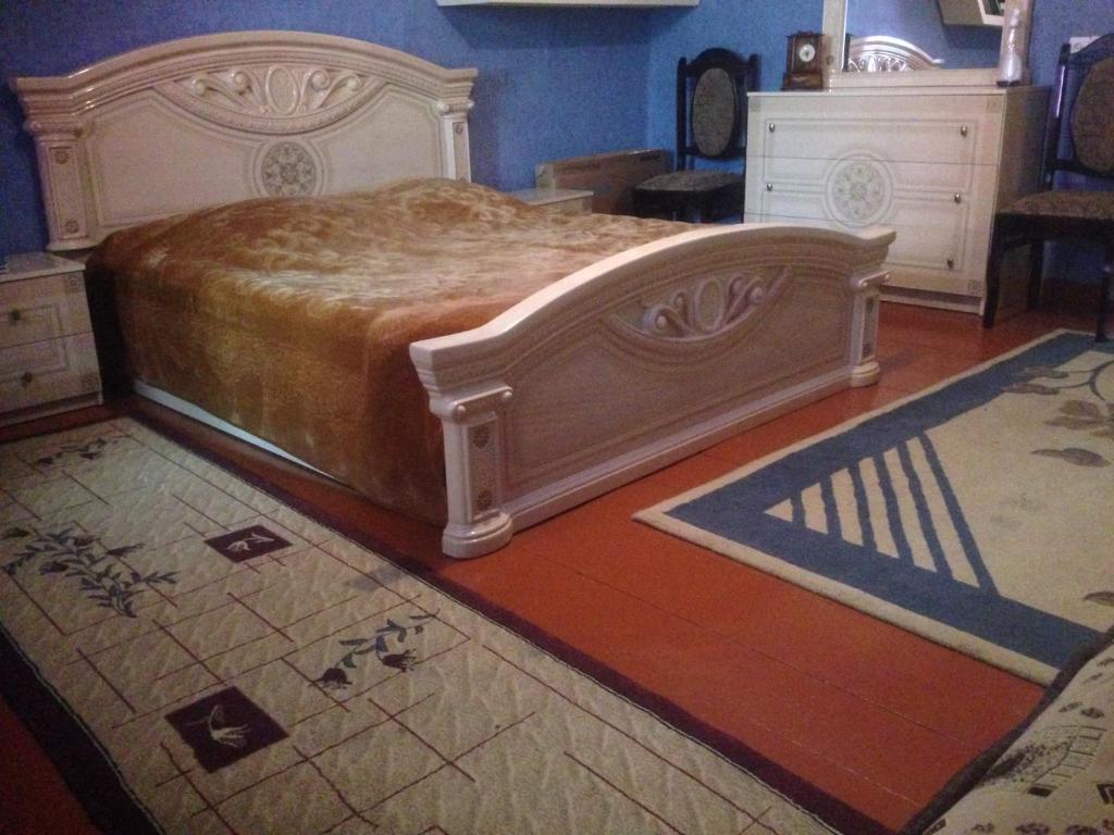 ein Schlafzimmer mit einem großen Bett in einem Zimmer in der Unterkunft Gorgadze Apartment in Bordschomi