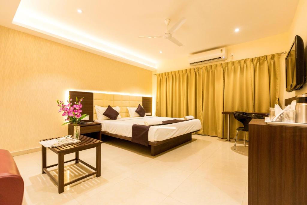 um quarto de hotel com uma cama e uma secretária em LYNQ-CICO em Calcutá