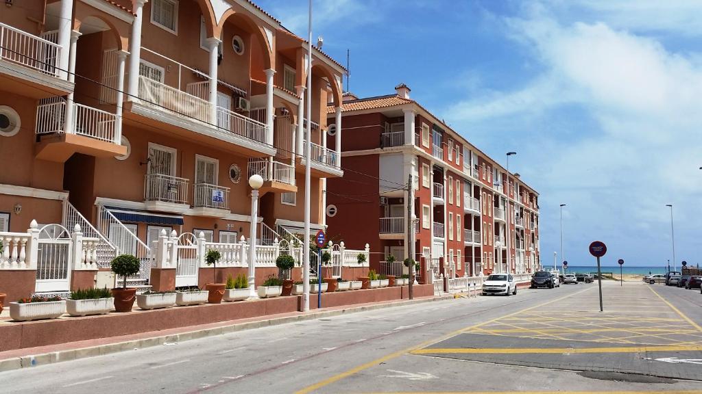 eine leere Straße vor einem Gebäude in der Unterkunft URBANIZACION PUERTO ROMANO - PLAYA in La Mata