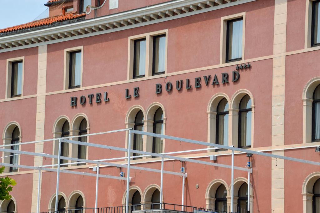 Budova, kde se hotel nachází