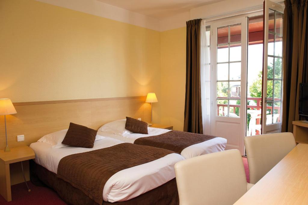 Postel nebo postele na pokoji v ubytování Hôtel & Résidence Vacances Bleues Orhoïtza