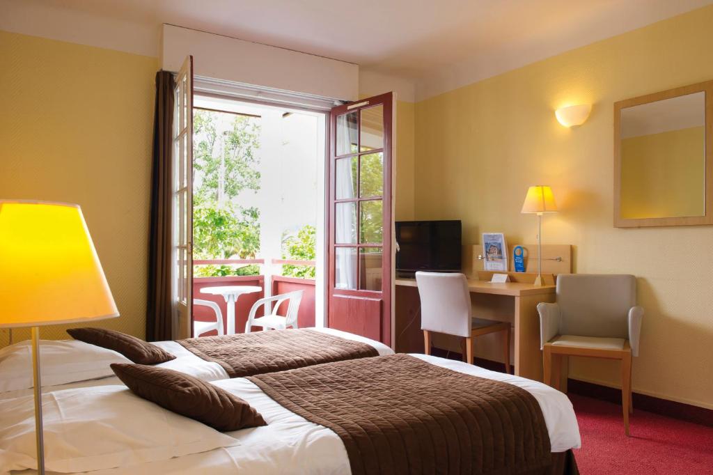 Postel nebo postele na pokoji v ubytování Hôtel & Résidence Vacances Bleues Orhoïtza