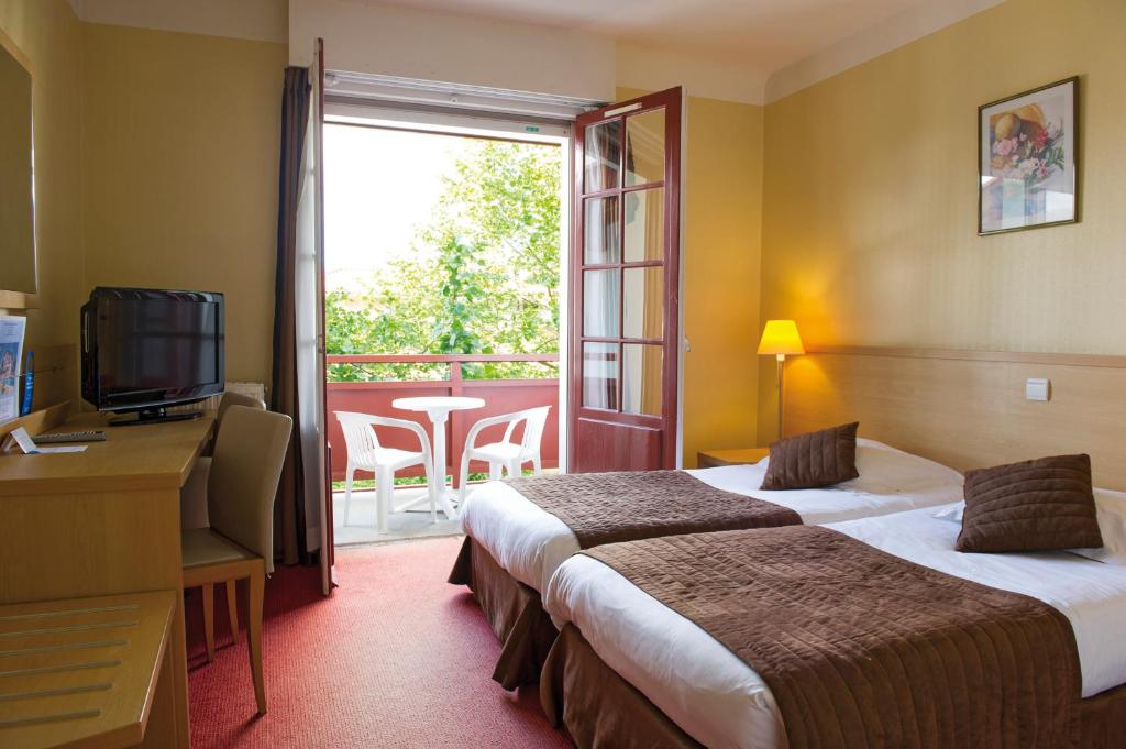 Postel nebo postele na pokoji v ubytování Hôtel & Résidence Vacances Bleues Orhoïtza