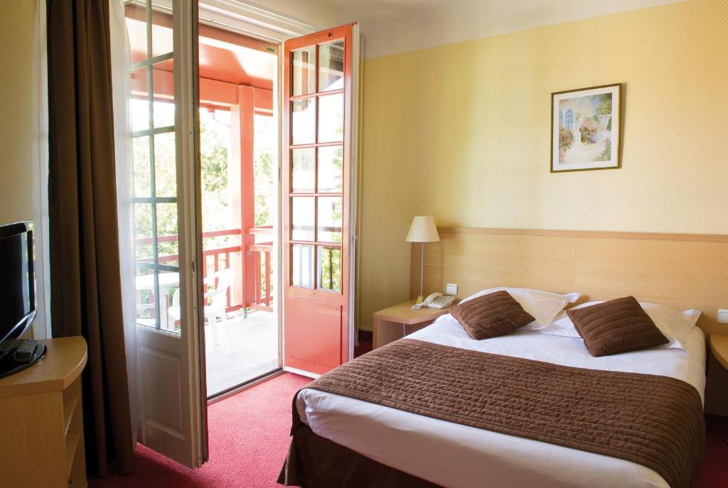 Postel nebo postele na pokoji v ubytování Hôtel & Résidence Vacances Bleues Orhoïtza