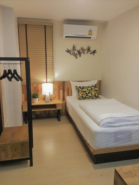Postel nebo postele na pokoji v ubytování Bangkok Saran Poshtel
