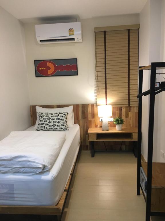 A bed or beds in a room at Bangkok Saran Poshtel