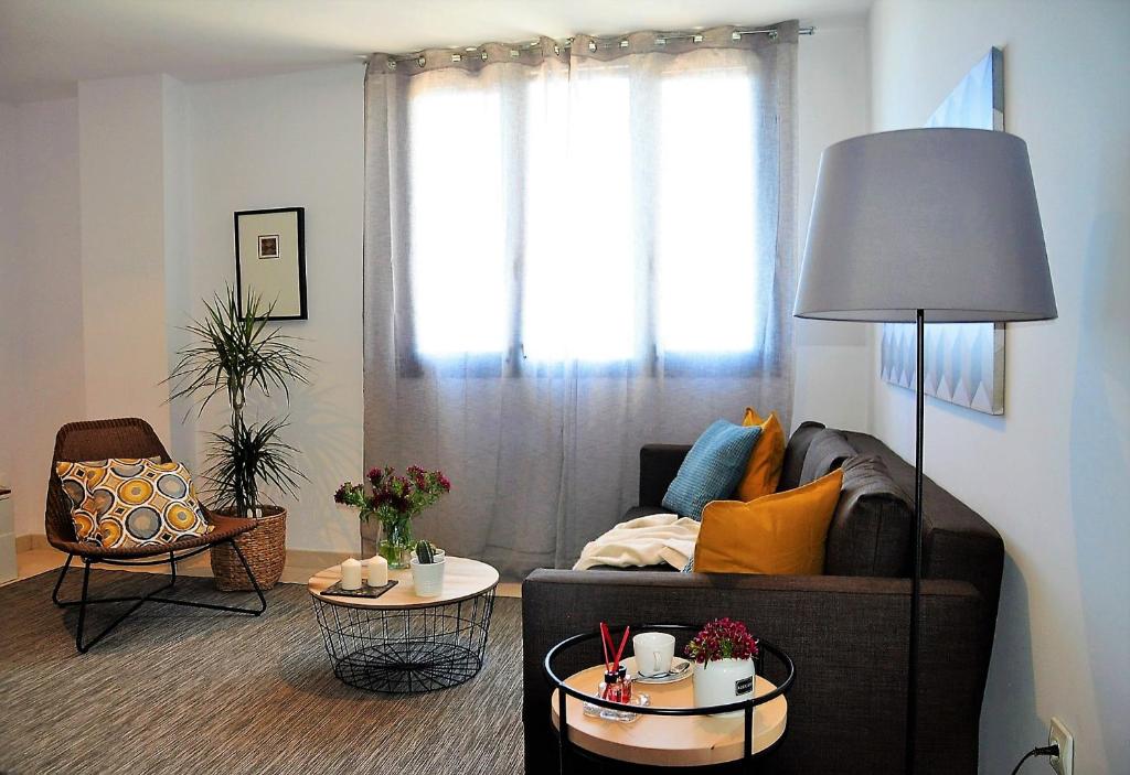 sala de estar con sofá y 2 mesas en Apartamento Torre1, en Santa Cruz de Tenerife