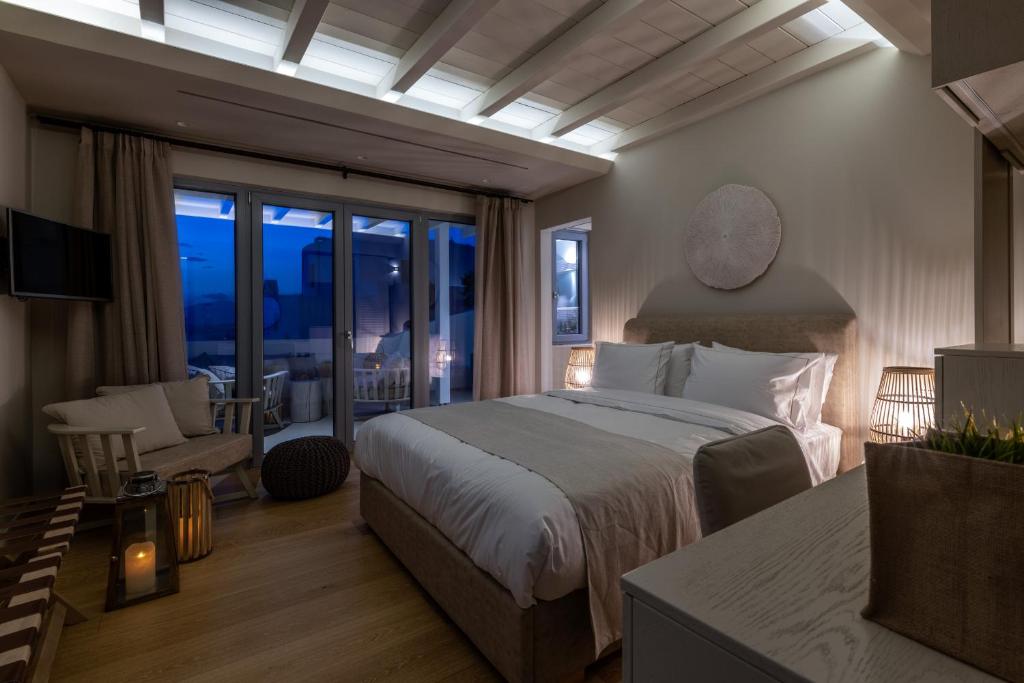 Postel nebo postele na pokoji v ubytování Oniro Suites