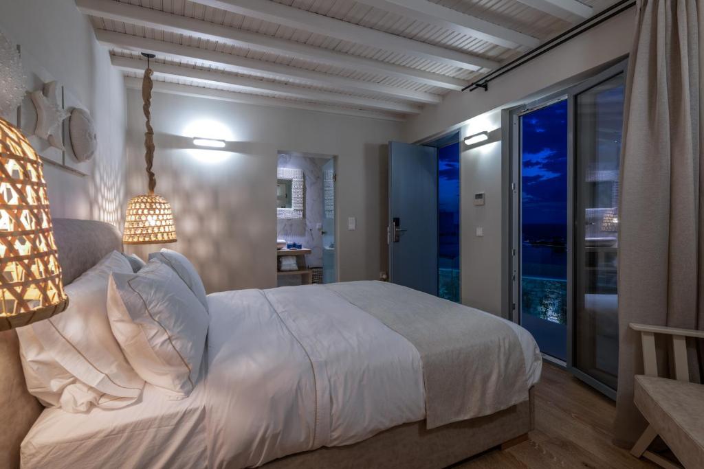 Postel nebo postele na pokoji v ubytování Oniro Suites