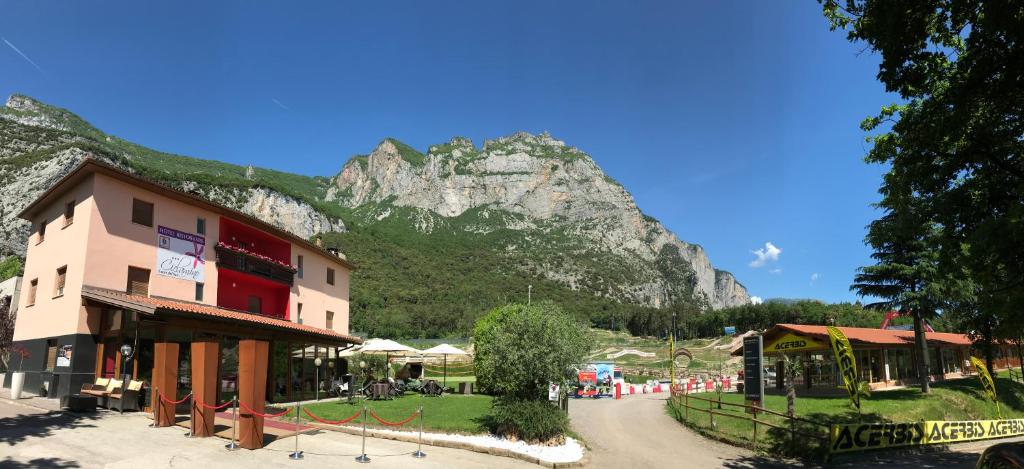 ein Gebäude mit einem Berg im Hintergrund in der Unterkunft Hotel Ciclamino in Pietramurata