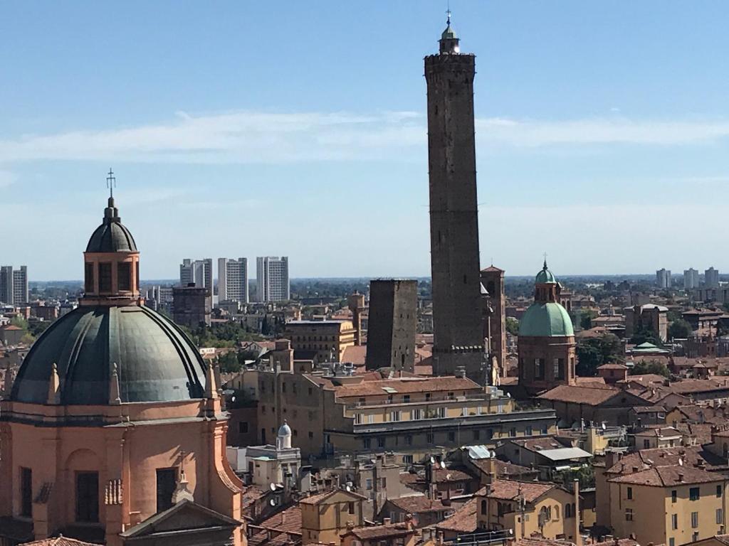 Blick auf eine Stadt mit einem hohen Turm in der Unterkunft B&B Casalessandrini in Bologna