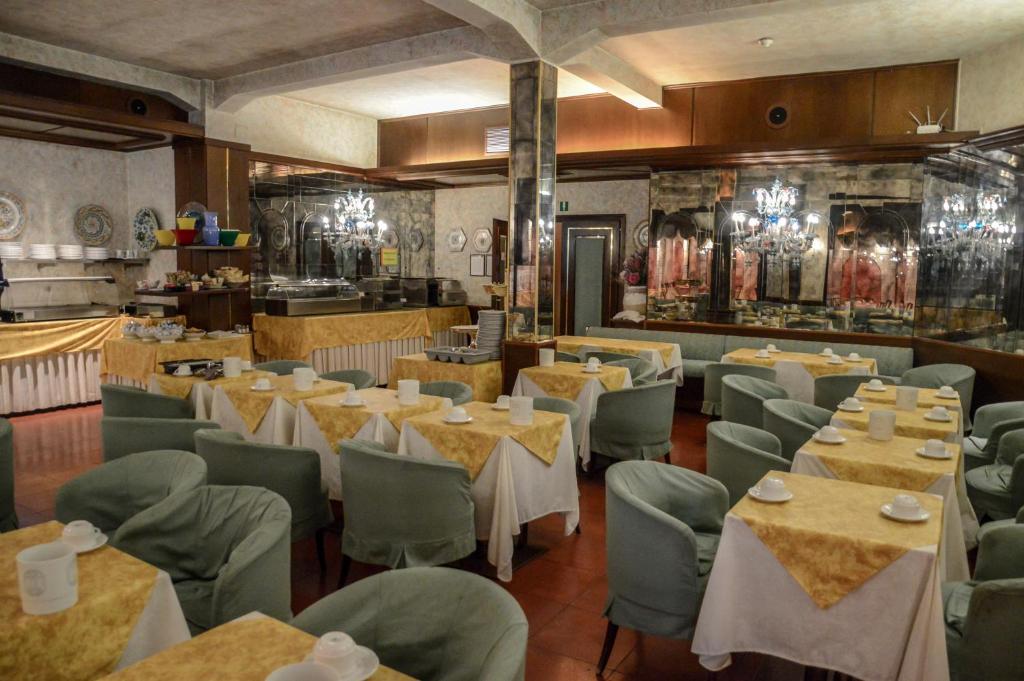 Restaurace v ubytování Hotel Le Boulevard