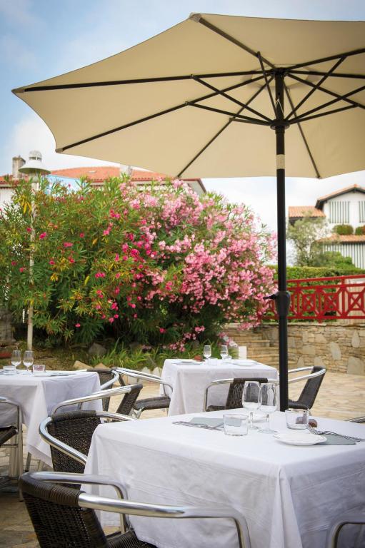 Restaurace v ubytování Hôtel & Résidence Vacances Bleues Orhoïtza
