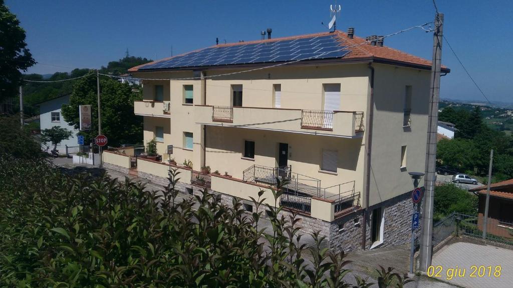 un edificio con paneles solares en el techo en Antica Gemma, en Gemmano