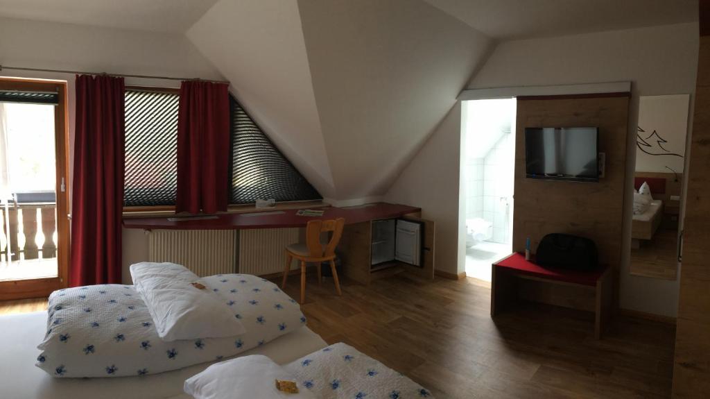 Postel nebo postele na pokoji v ubytování Gasthof Richebächli