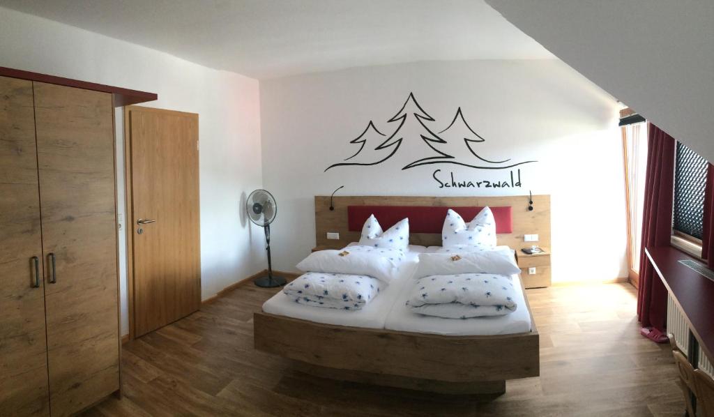 Postel nebo postele na pokoji v ubytování Gasthof Richebächli