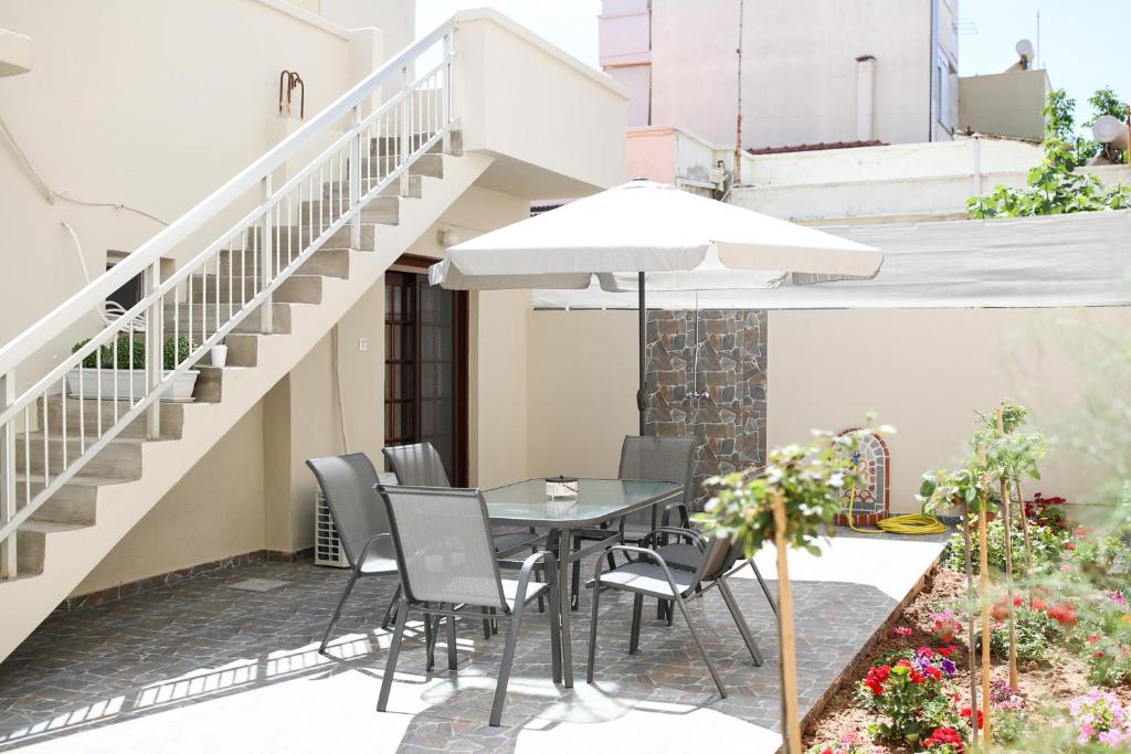 アレクサンドルポリスにあるAmazing house with private backyardのパティオ(テーブル、椅子、パラソル付)