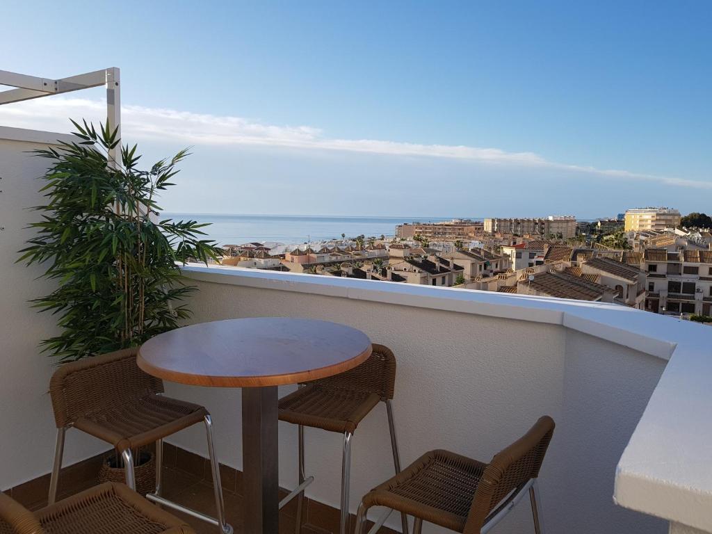 グアルダマル・デル・セグラにあるApartamento Mediterraneo Guardamarの景色を望むバルコニー(テーブル、椅子付)
