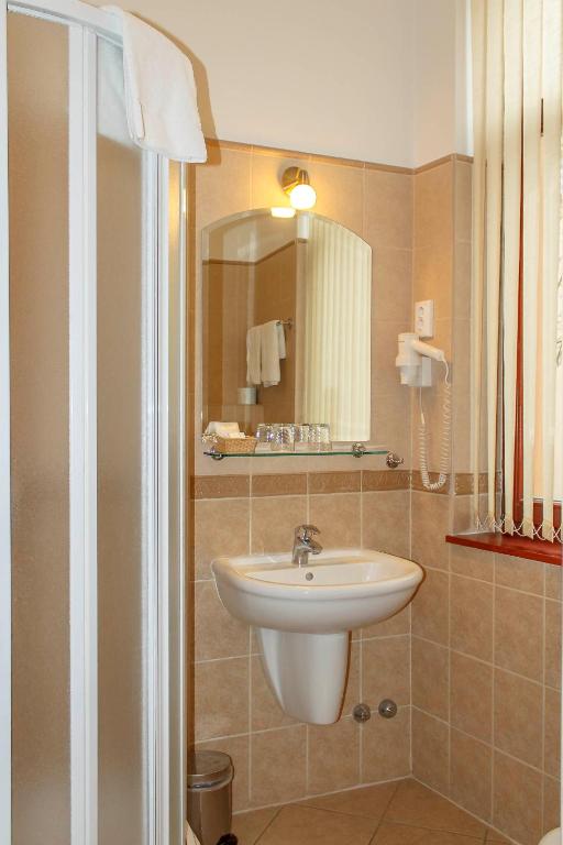 Koupelna v ubytování Pannon Hotel Bejelentkezés 20 óráig, Check-in until 20 o'clock, Einchecken bis 20 Uhr