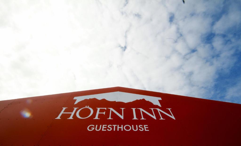 un letrero rojo con las palabras Hornin gutswick en Höfn Inn Guesthouse, en Höfn