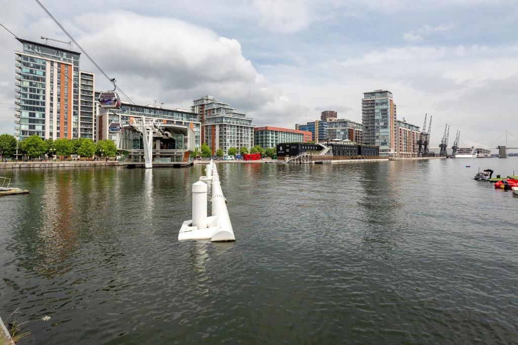 ロンドンにあるRoyal Docks Penthouseの川の景色を望む