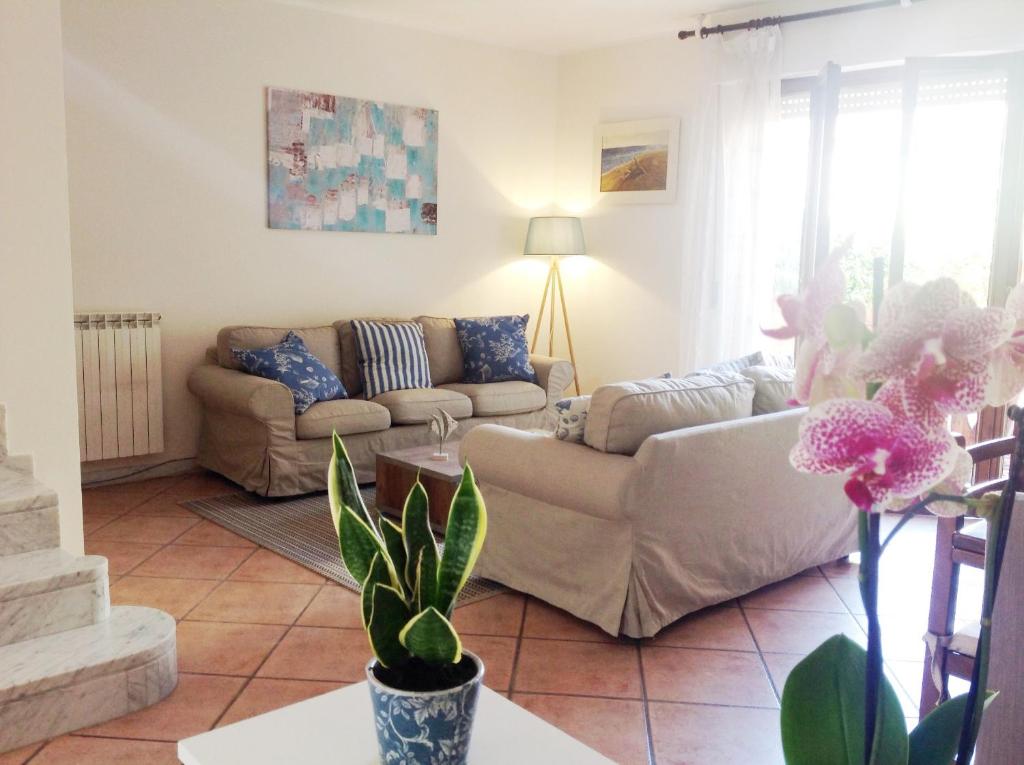 - un salon avec un canapé et une table dans l'établissement Casa Mario dei Pini, à Viareggio