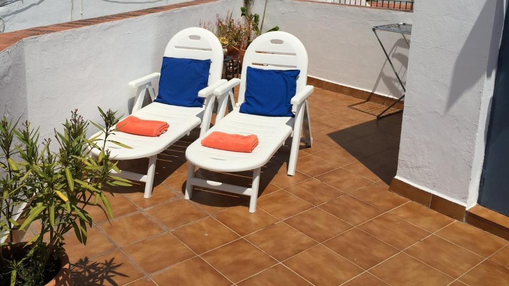 two chairs sitting on top of a patio at Holiday home La Atalaya de Vejer in Vejer de la Frontera