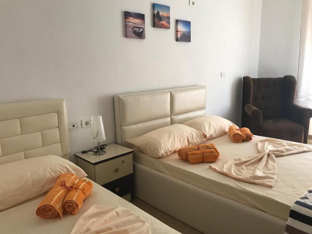 Uma cama ou camas num quarto em Sixth Apartment