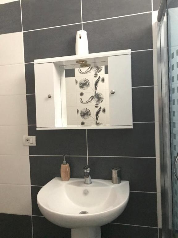 Uma casa de banho em Sixth Apartment