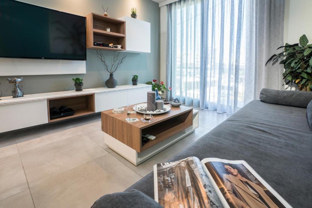 A television and/or entertainment centre at Mediterranean Luxury Apartment