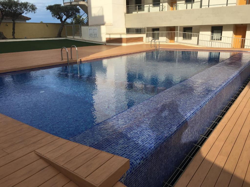 比納羅斯的住宿－Avinguda de Pau Béjar，一座建筑物中央的游泳池