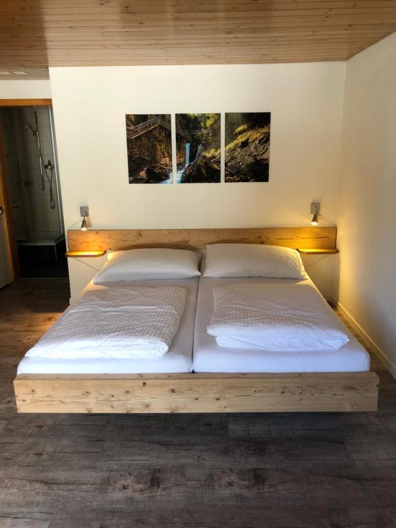 Tempat tidur dalam kamar di Hotel Restaurant Simplon