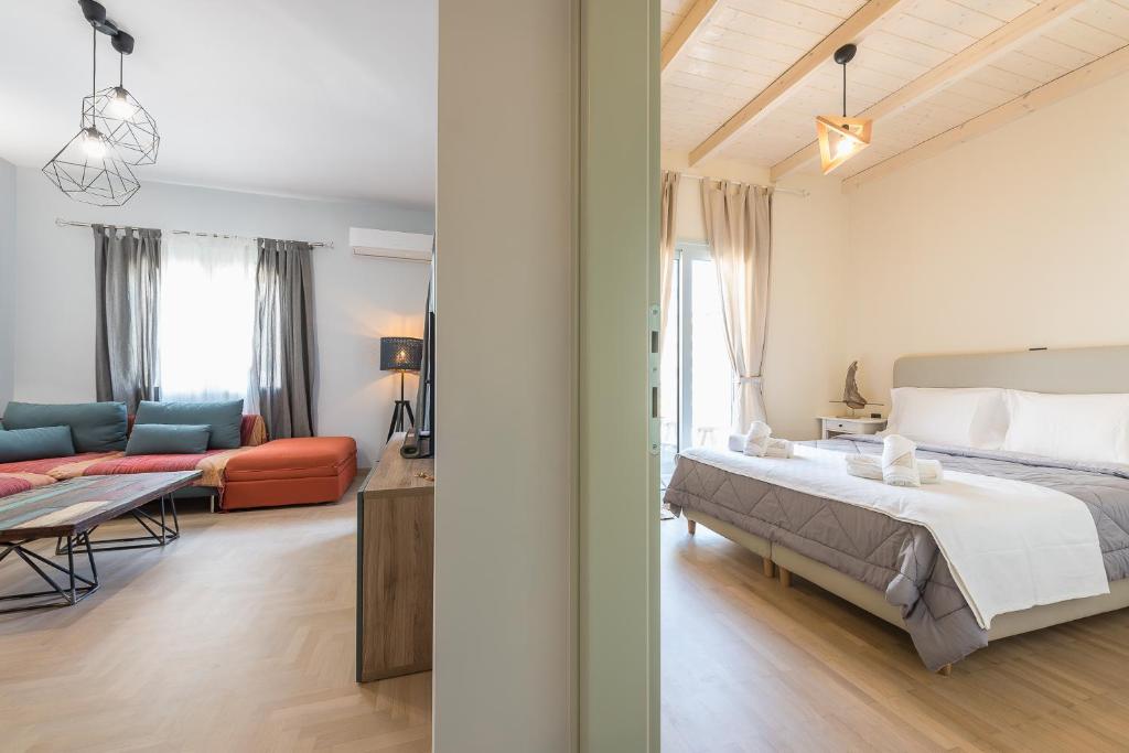 um quarto com uma cama e uma sala de estar em Athens Tower Boutique Apartment em Atenas