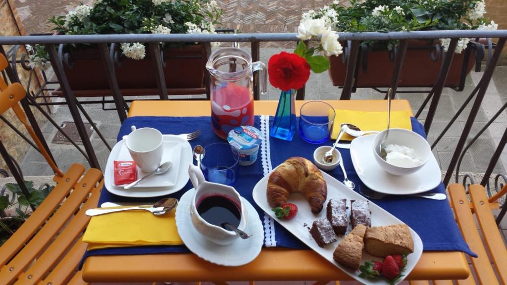 un tavolo con piatti di pane e caffè sopra di Casa dolce casa a Pienza