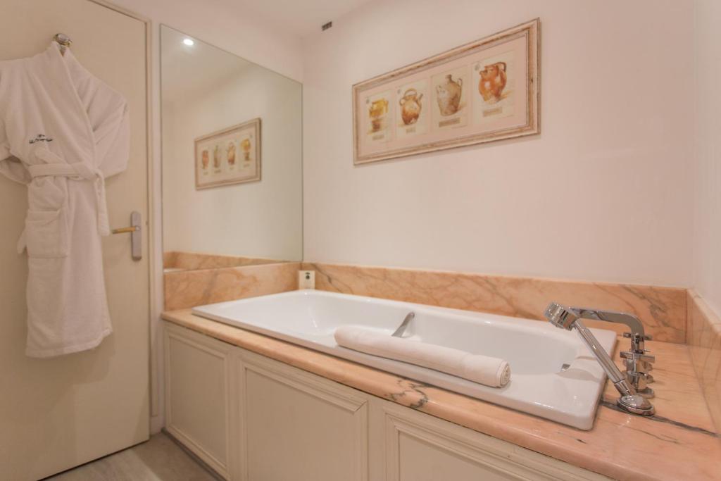 Koupelna v ubytování Hotel Le Verger Maelvi